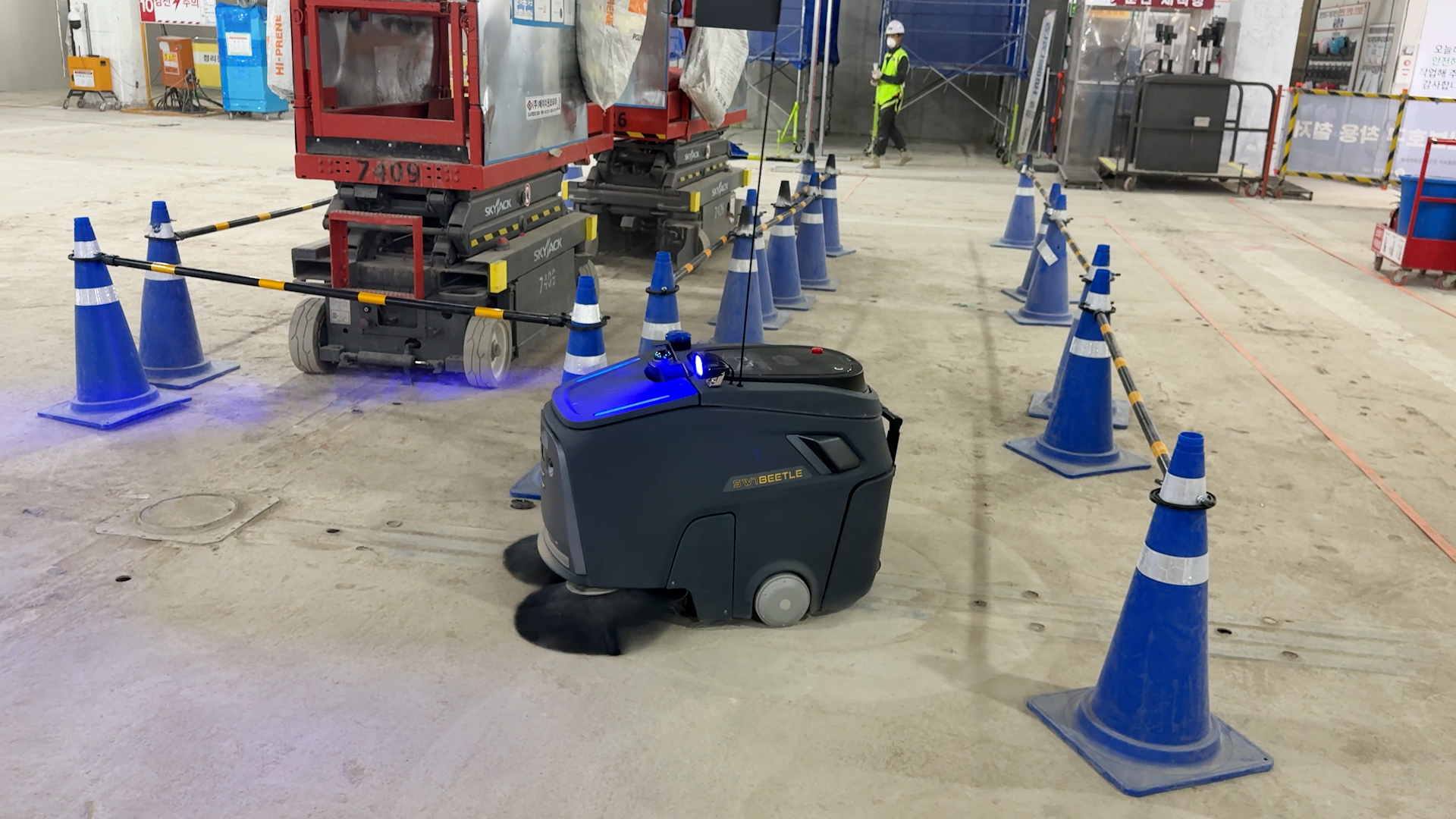 시멘트가루 쌓이는 건설현장… 청소를 산업용 청소로봇에게 맡겨봤습니다 🤖✨